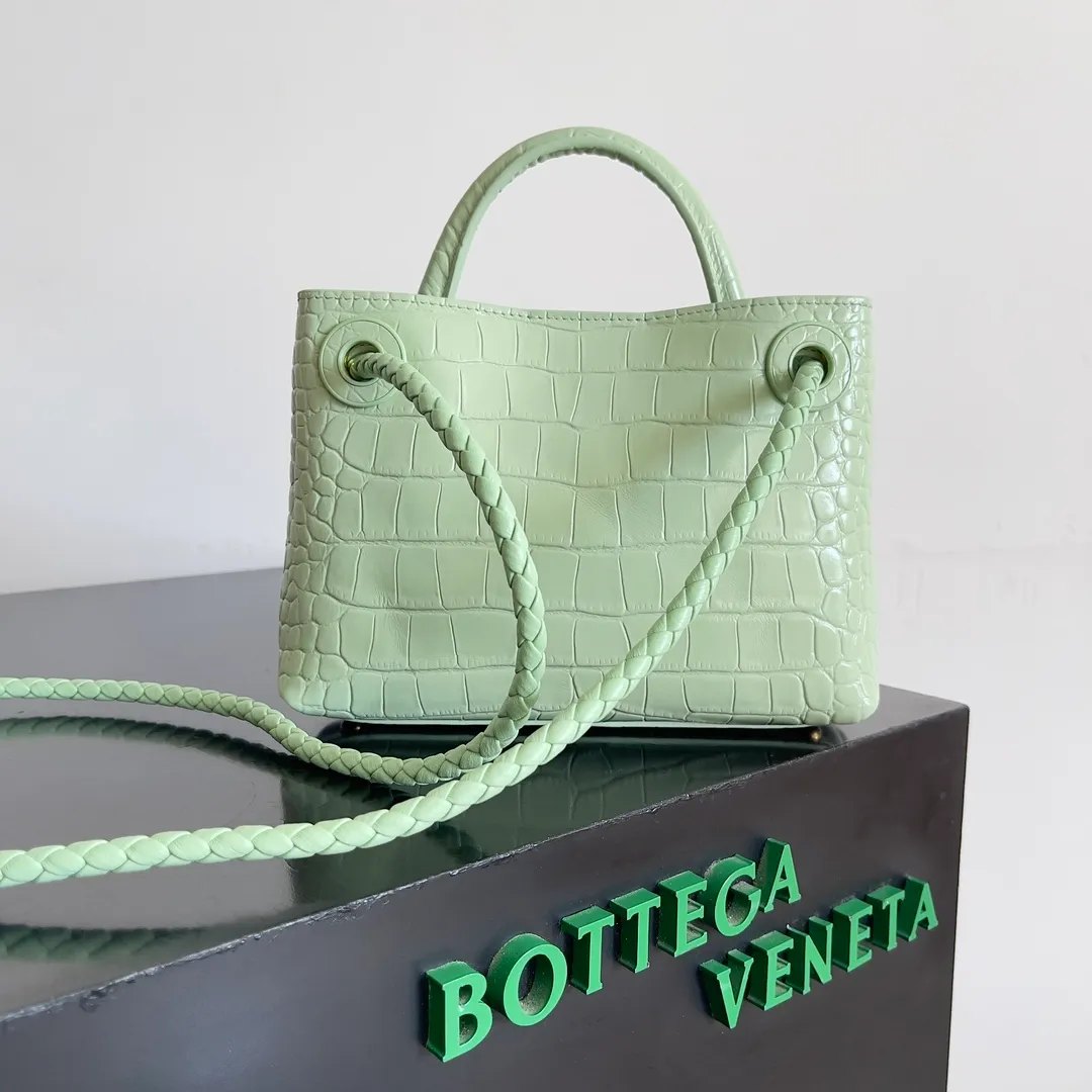 Batch 2880 BOTTEGA VENETA new women's crocodile leather ANDIAMO is shipped! ! ! As a classic model of the BV family, each innovation brings different surprises to fans. There are three ways to carry it with different makeup. Crocodile skin is called the gold in leather and is famous for its top luxury and rarity. During use, the luster of the crocodile skin will not fade or fade with time. No matter how long it is used, it will still remain new. And because each crocodile skin is different, the effect of each crocodile leather bag is different. Style number: 777614 Size: 22*9*15.5cm